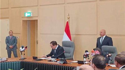 الوزير يداعب المدير التنفيذي لـ «دايسون»: 