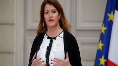 وزيرة فرنسية: لا أتحمل رؤية فتاة صغيرة محجبة