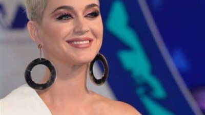 ظهور كاتي بيري بوزن زائد بعد فترة من ولادتها (صور)