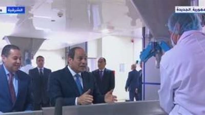 الرئيس السيسي يمازح أحد العاملين  قائلا 