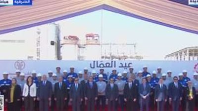 الرئيس السيسي يلتقط صوة تذكارية مع عمال مصنع الشرقية للسكر