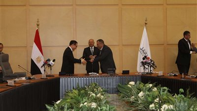 وزير النقل يشهد مراسم توقيع عقد بناء عدد 2 سفينة متعددة الأغراض MPC14K