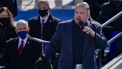 خلال تنصيب بايدن.. مغني أمريكي يصبح حديث 