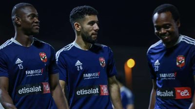 تدريبات استشفائية للاعبي الأهلي في المران الأول بـ دبي