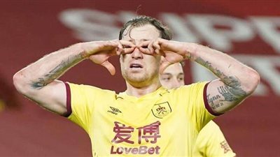 قاتل ليفربول يستمتع بهدفه التاريخي