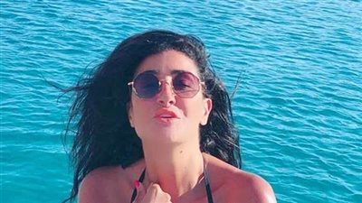 غادة عبد الرازق تستقبل الصيف بإطلالة جديدة