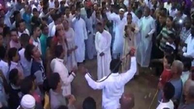 عريس يحتفل بزفافه بضرب أصدقائه بالـ