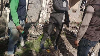 بالصور .. البدء في إصلاح مشكلة وجود مياه أسفل العمارات السكنية بكفر شكر