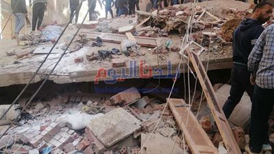 استخراج جثة سيدة و4 مصابي من أسفل أنقاض المنزل المنهار بالمحلة