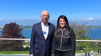 رانيا المشاط تناقش تعزيز التعاون المشترك مع رئيس المنتدى الاقتصادي العالمي