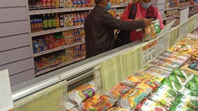 بالصور| غلق ١٠ محال مخالفة وتحرير٣٠ مخالفة صحية وتموينية وبيئية بحي العجمي