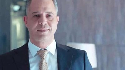 قبّل يدها الراحل مصطفي درويش.. من هي؟