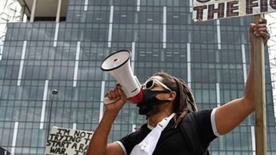 عنف غير مسبوق خلال احتجاجات روسيا.. وفرد أمن يفقد بصره