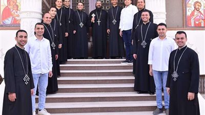 ارسم ضحكة.. نشاط خدمي وطني لطلبة إكليريكية المحرق| صور