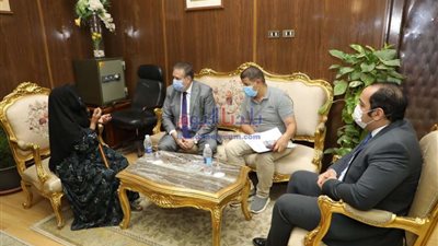 محافـظ المنوفية يسلم مواد غذائية ومساعدات مالية ولحاف الشتاء لعدد من الأسر المستحقة