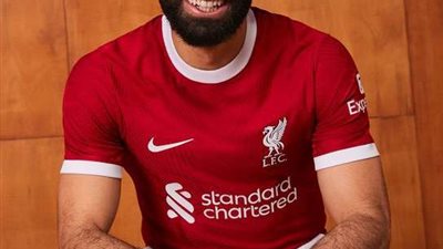 محمد صلاح في جلسة تصوير بقميص ليفربول الجديد