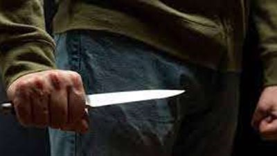 رجل يطعن زوجته وابنته بسلاح أبيض بالغربية