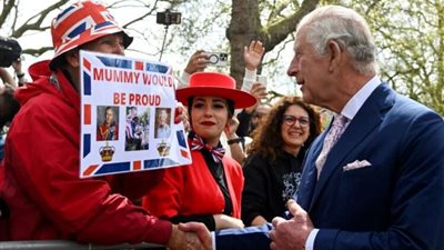 قبل ساعات من التتويج.. مفاجأة من تشارلز للمحتشدين أمام القصر