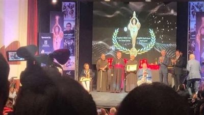هاني رمزي يتسلم تكريم هناء الشوربجي بمهرجان المركز الكاثوليكي