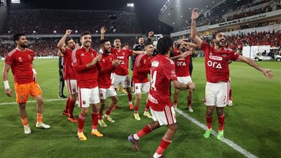 احتفال لاعبي الأهلي بالتتويج بكأس السوبر المصري.. شاهد