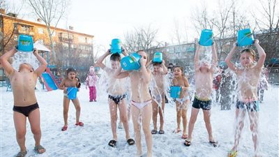 شاهد.. أطفال في حضانة روسية يستحمون بماء مثلج