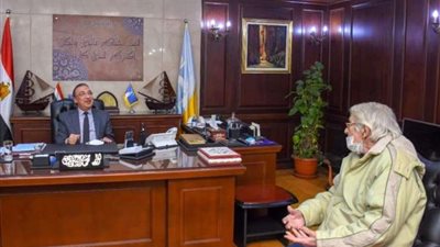 مواطن يوناني يهدي قطعتين أثريتين توارثهما من أجداده لمحافظة الإسكندرية