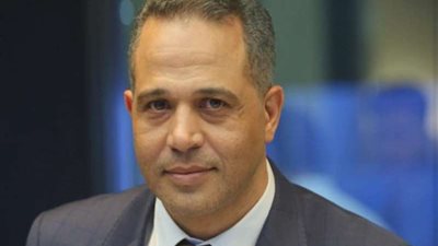 صديق مصطفى درويش يؤدي مناسك العمرة له