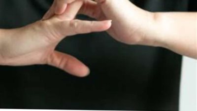 ما حكم فرقعة الأصابع أثناء الصلاة؟.. الأزهر يجيب