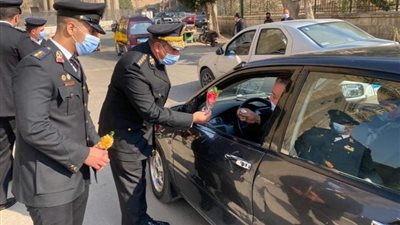 بمناسبة عيد الشرطة.. قسم الخليفة يوزيع الورود والحلوي علي المواطنين المارة (صور)