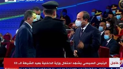 وزير الداخلية يهدي 