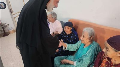مطران المنيا يتفقد دار كبار السن بدير القديسة حنة