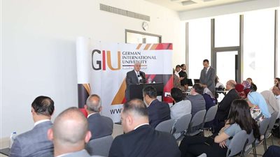 وزير التعليم العالي يشهد تسليم منح التميز الأكاديمي لطلاب الجامعة الألمانية