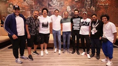 أشرف عبد الباقي رفقة فريق عمل مسرحية 