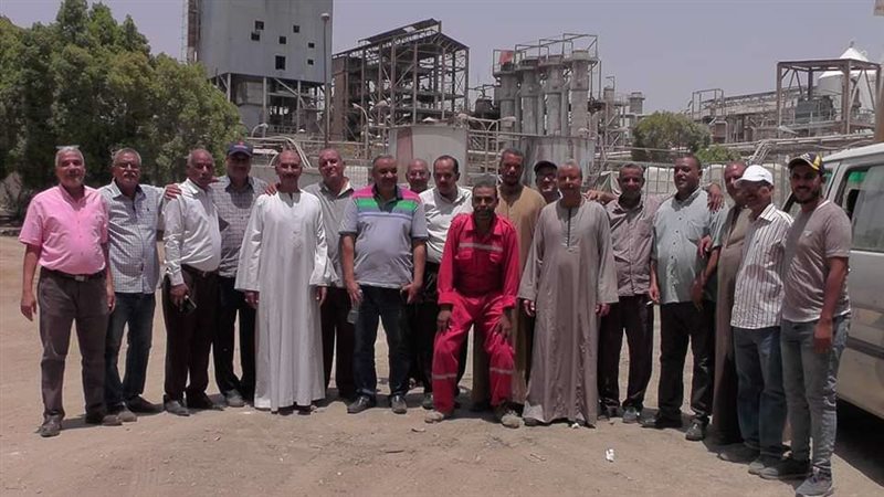 عمال مصنع ورق إدفو