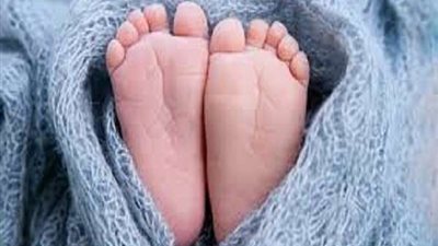 العثور على رضيعة مُلقاة بجوار مسجد في أحد شوارع المحلة الكبرى