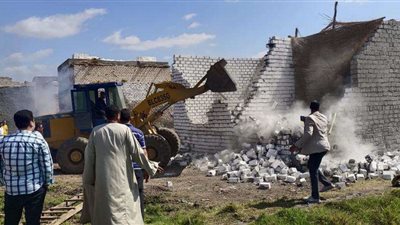 إزالة 9 حالات تعدٍ بالبناء على الأراضي الزراعية وأملاك الدولة بالمنيا