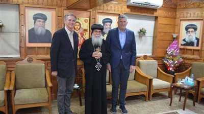 أسقف المنيا يستقبل عضوين من الكونجرس الأمريكي