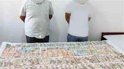 ضبط شخصين بتهمة الإتجار غير المشروع في النقد الأجنبي