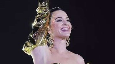 كاتي بيرى تحيي حفل التتويج بفستان يحمل اسم الملك