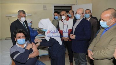 شاهد.. أول طبيب يتلقى تطعيم كورونا بمستشفيات عزل بني سويف