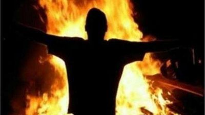 بسبب الديون.. تركى يشعل النار فى جسده