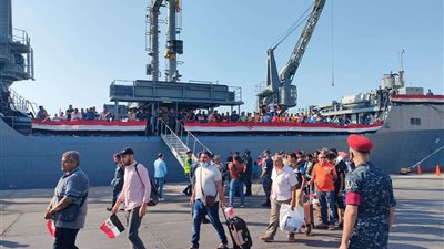 عاجل.. ميناء سفاجا يستقبل  466 شخصا من العالقين بالسودان