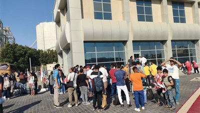 على متن سفينة حربية.. وصول مصريين وأجانب من السودان إلى ميناء سفاجا