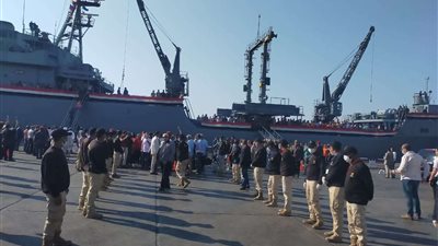 جهاز النقل البري يوفر 12 اتوبيسا لاستقبال اللاجئين من السودان .. بالصور