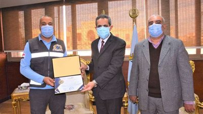 تكريم مسعفين بعد عثورهم على مبلغ ٤٠٠ ألف جنيه بالغربية