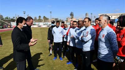 شاهد.. وزير الرياضة يحضر مران الأهلي في التتش لدعم اللاعبين قبل سفر البعثة