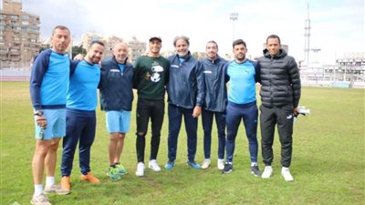 مصطفى محمد يودع زملائه قبل السفر إلى تركيا