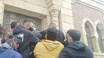 بودي جاردات أحمد السقا يعتدون على الصحفيين والمراسلين في جنازة محمد الصغير