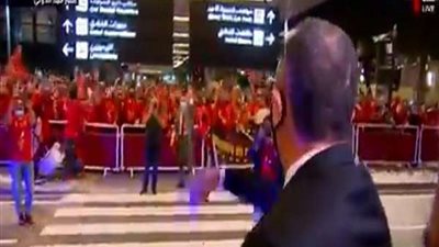 مطار حمد الدولي يتزين باللون الأحمر.. استقبال جماهيري كبير لبعثة الأهلي في الدوحة (فيديو)