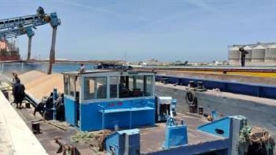 ميناء دمياط يستقبل 5 وحدات نهرية لشحن وتفريغ البضائع